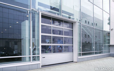 Промышленные секционные панорамные ворота с остеклением 3000х2500 мм белые
