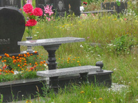 Прямая скамейка на кладбище из серого гранита