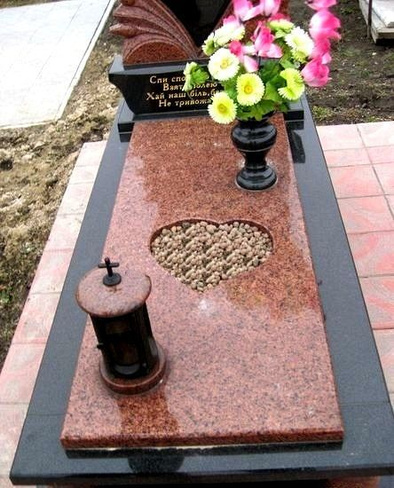 Фото памятников из гранита с цветником