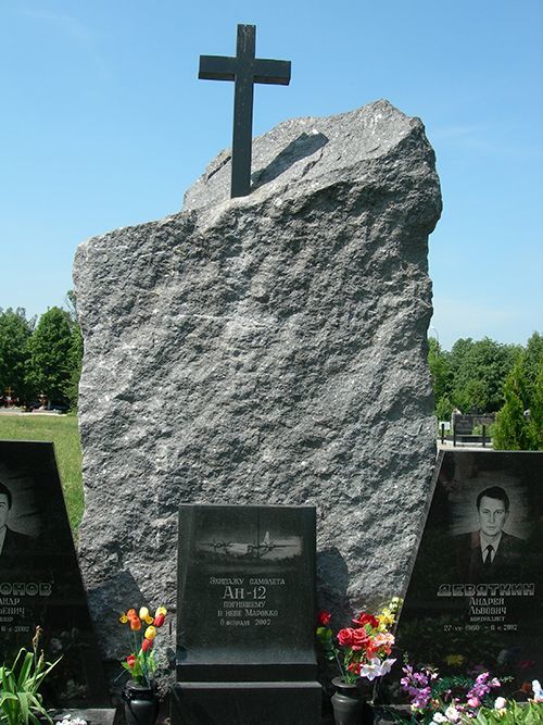 Памятник скала из гранита фото