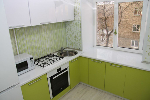 Кухня на заказ угловая бело-зеленая из эмали
