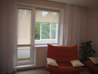 Оформление шторами окна с балконной дверью – фото, рекомендации