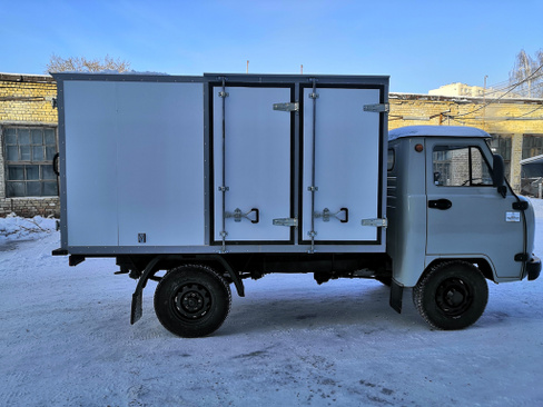 Комбинированный хлебный фургон УАЗ 3303 (56 лотков)