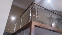 Ограждение лестницы с квадратными стойками и пластинчатыми стеклодержателям