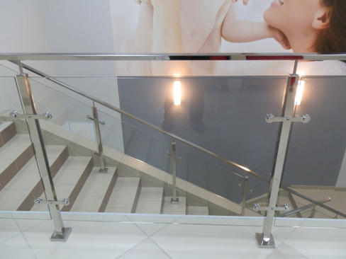Ограждение лестницы с квадратным поручнем с зажимными стеклодержателями