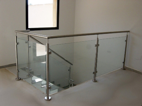 Ограждения для лестницы с поручнем на выносе с зажимными стеклодержателями