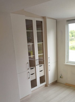 Шкаф-витрина для гостиной с фасадами МДФ-пленка и стеклянными дверцами белый